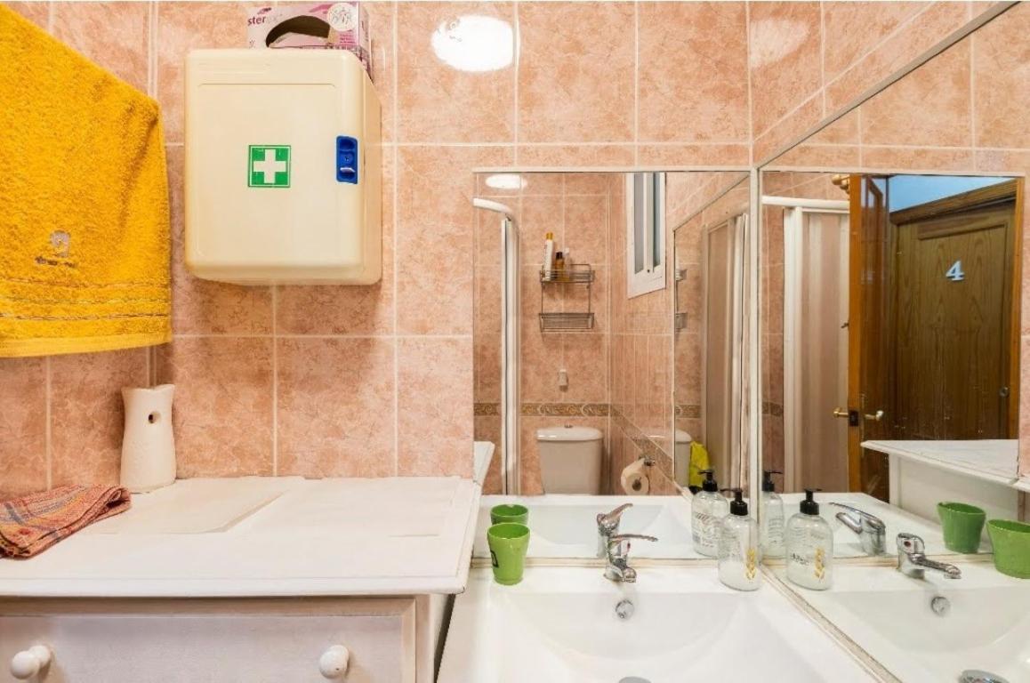 Habitaciones Privadas Con Cama Doble En Sevilla Esterno foto
