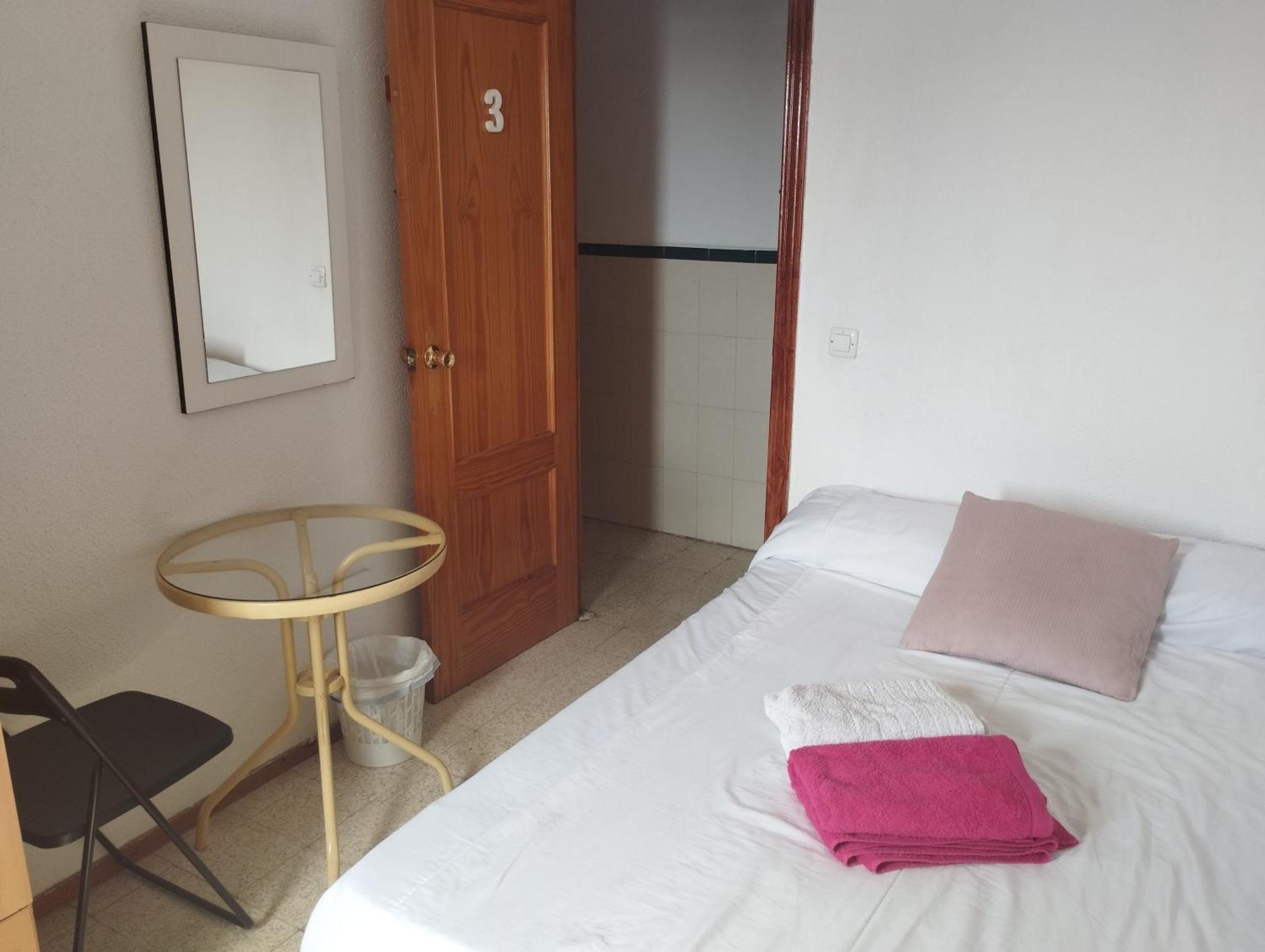 Habitaciones Privadas Con Cama Doble En Sevilla Esterno foto